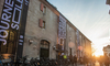 Jugendherberge Solothurn in der Abendsonne mit Plakaten der Filmtage